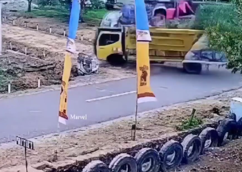 Unos empleados de un camión.