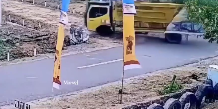 Unos empleados de un camión.