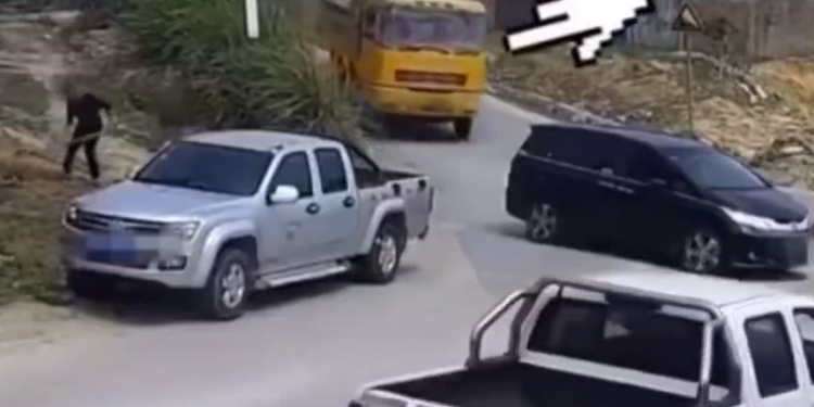 Un camión cargado de tierra.