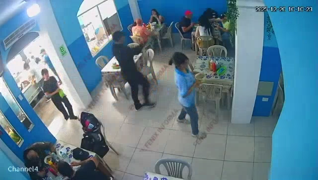 Dentro de un comedor lleno.