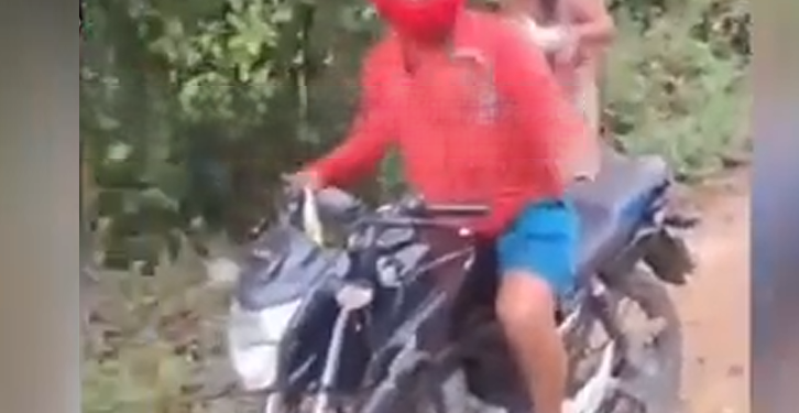 Esperó a su marido en un callejón.